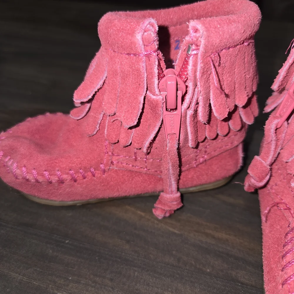 Minnetonka Baby Moccasins Size 2 Infant Pink Suede Leather Booties